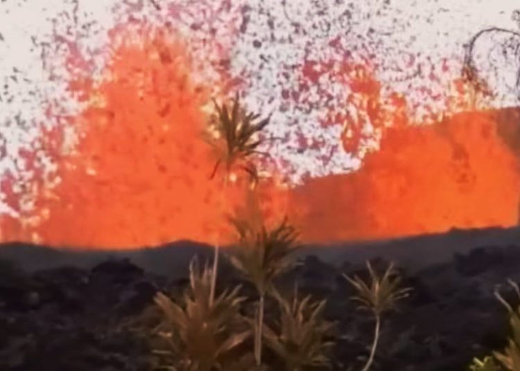 Un residente de Hawái llega a casa y ve lava brotando cerca del jardín