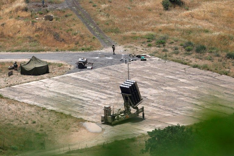 Un sistema de defensa de misiles Cúpula de Hierro, diseñado para interceptar y destruir cohetes de corto alcance y proyectiles de artillería, se despliega en el norte de Israel el 7 de mayo de 2018. (Jalaa Mary / AFP)