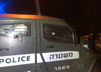 Un vehículo blindado de la policía después de que un árabe golpeara su ventana con una bala de pistola al sur de Jerusalem el 24 de mayo de 2018. (Policía de Israel)