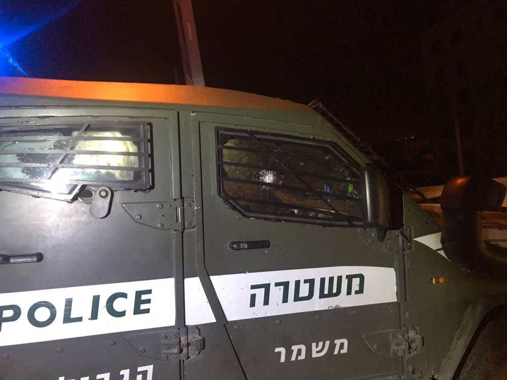 Un vehículo blindado de la policía después de que un árabe golpeara su ventana con una bala de pistola al sur de Jerusalén el 24 de mayo de 2018. (Policía de Israel)