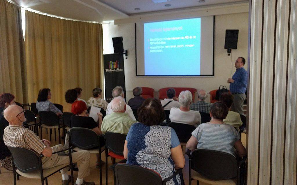 Una clase de educación para adultos para ancianos en Balint House JCC. (Yaakov Schwartz / Times of Israel)