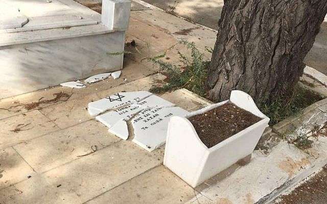 Una lápida judía encontrada destrozada en el cementerio judío de Atenas, Grecia, el 5 de mayo de 2018. (Cortesía / KIS)