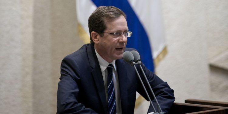 El Sionista MK Isaac Herzog, el líder de la oposición, se dirige al plenario de la Knesset el 12 de marzo de 2018. (Miriam Alster / FLASH 90)
