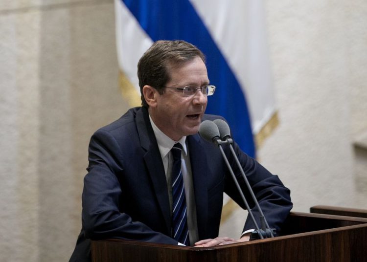 El Sionista MK Isaac Herzog, el líder de la oposición, se dirige al plenario de la Knesset el 12 de marzo de 2018. (Miriam Alster / FLASH 90)