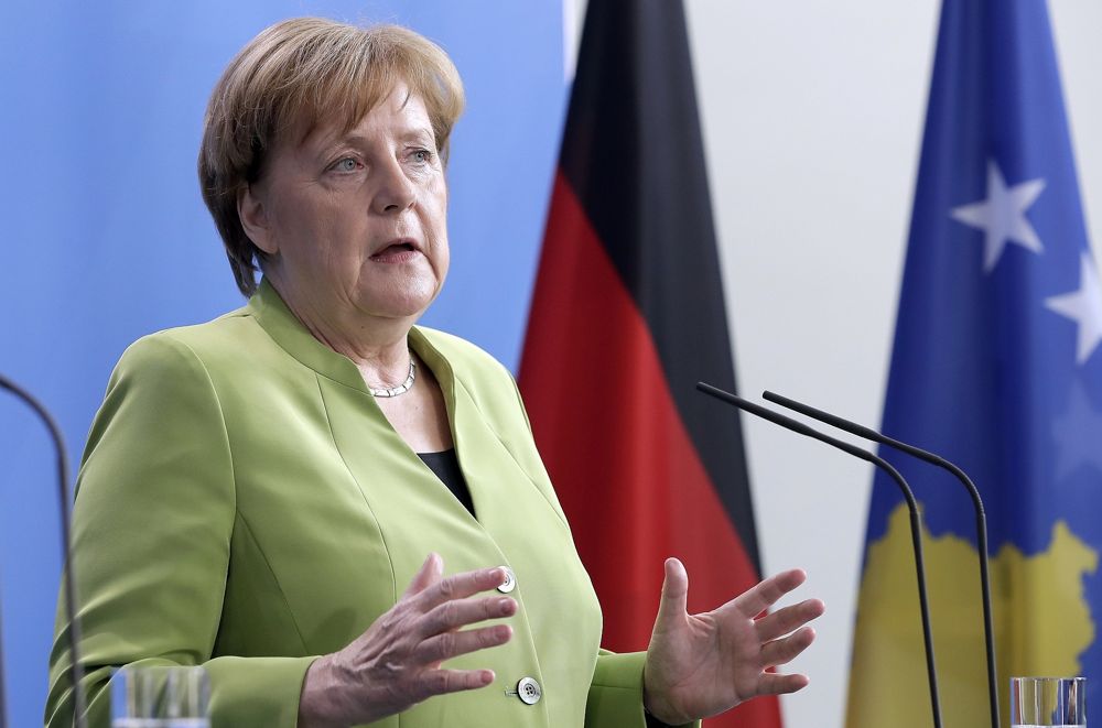 La canciller alemana Angela Merkel se dirige a los medios durante una declaración conjunta con el presidente de Kosovo, Hashim Thaci, como parte de una reunión en la cancillería en Berlín, Alemania, el 9 de mayo de 2018. (AP Photo / Michael Sohn)