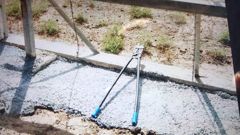 Un dispositivo explosivo improvisado, disfrazado para parecerse a un juego de cortadores de pernos, plantado a lo largo de la valla de seguridad de Gaza el 27 de mayo de 2018. (Fuerzas de Defensa de Israel)