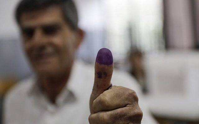 Un libanés exhibe su pulgar manchado de tinta después de emitir su voto en las primeras elecciones parlamentarias en nueve años, en la ciudad costera de Byblos, al norte de la capital, Beirut, el 6 de mayo de 2018. (AFP / Joseph EID)