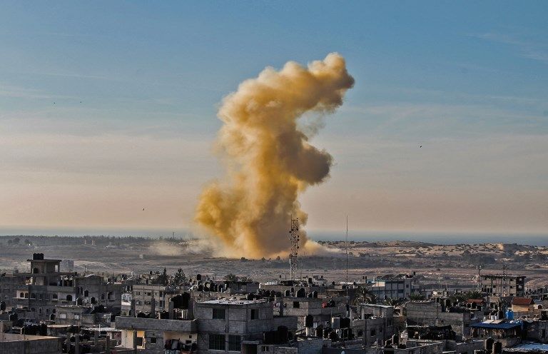 Ilustrativo: una fotografía tomada el 28 de noviembre de 2017, desde Rafah, en el sur de la Franja de Gaza, muestra el humo ondulante tras una explosión cerca de la frontera en el lado egipcio de la ciudad dividida. (AFP Photo / Said Khatib)