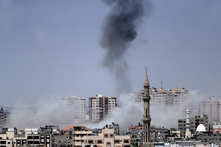 Una fotografía tomada desde la ciudad de Gaza el 29 de mayo de 2018 muestra un humo que se eleva en el fondo después de un ataque aéreo israelí en el enclave palestino. (AFP PHOTO / THOMAS COEX)