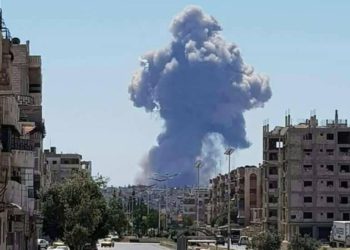 Se reportan grandes explosiones en base de la fuerza aérea siria