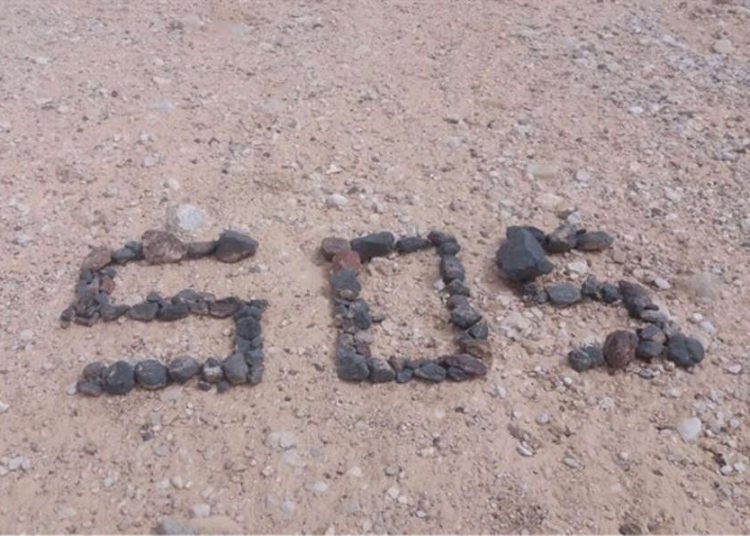 Mensaje de pareja de licenciados de recursos en la arena del desierto