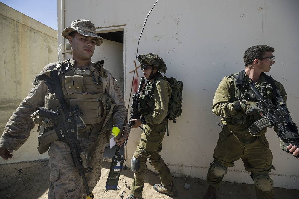 En este lunes, 12 de marzo de 2018, la infantería de de EE. UU. y un soldado israelí participan en un ejercicio conjunto de guerra urbana en la base de Mala, al sur de Israel. (AP Photo / Tsafrir Abayov)
