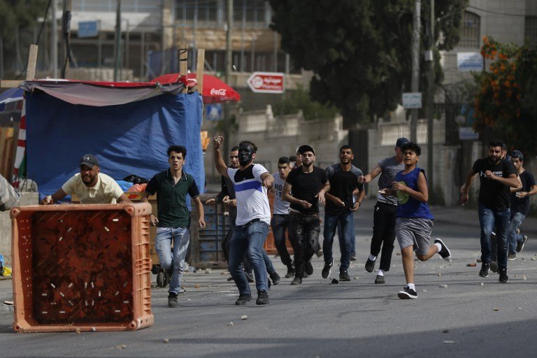 Islamistas palestinos atacan a soldados israelíes en el llamado “campo de refugiados” al-Amari cerca de Ramallah en Judea y Samaria después de que las tropas asaltaron el campo el 28 de mayo de 2018. (AFP PHOTO / ABBAS MOMANI)