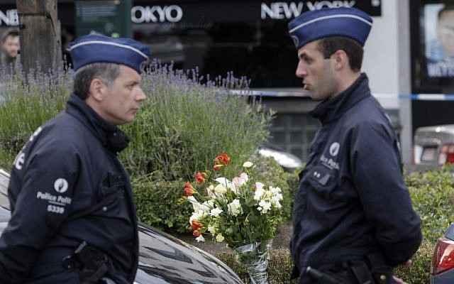 La policía belga en el lugar de un tiroteo en el Museo Judío en Bruselas, el sábado, 24 de mayo de 2014. (Crédito de la foto: AP Photo / Yves Logghe)