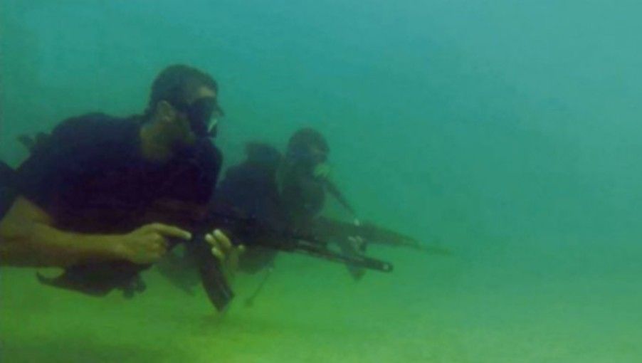 Comandos navales de Hamás, vistos en una imagen fija de un video de propaganda lanzado por el grupo terrorista durante la Operación Margen Protector de Israel, en el verano de 2014. (Captura de pantalla)
