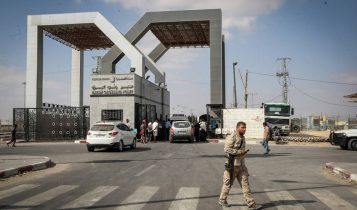 Los palestinos esperan para cruzar a Egipto a través del cruce fronterizo de Rafah en el sur de la Franja de Gaza, el 16 de agosto de 2017. (Abed Rahim Khatib / Flash 90)