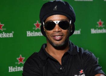 Ronaldinho abrirá escuela de fútbol en Israel