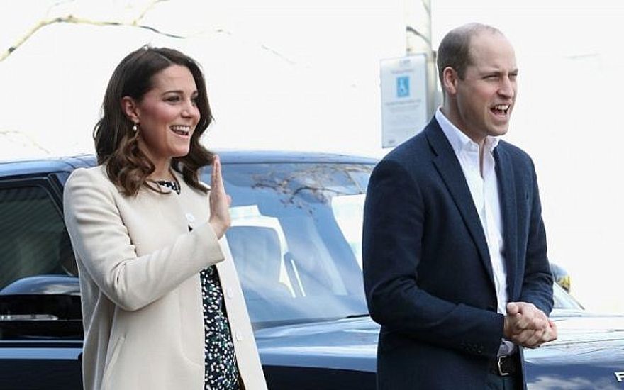 En esta foto de archivo tomada el 22 de marzo de 2018, el príncipe Guillermo de Gran Bretaña, el duque de Cambridge y la británica Catherine, duquesa de Cambridge saludan a su llegada para realizar compromisos en el Parque Olímpico de Londres. (AFP PHOTO / POOL / Chris Jackson)