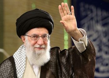 Líder supremo de Irán dice que las sanciones de Estados Unidos vuelven a las personas contra el gobierno