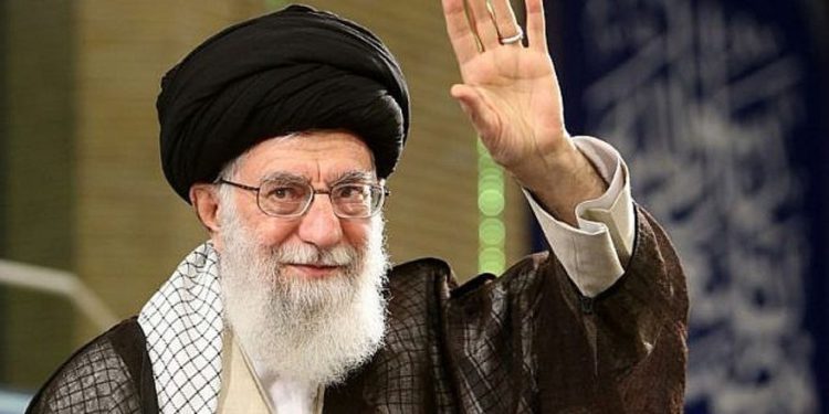 Líder supremo de Irán dice que las sanciones de Estados Unidos vuelven a las personas contra el gobierno