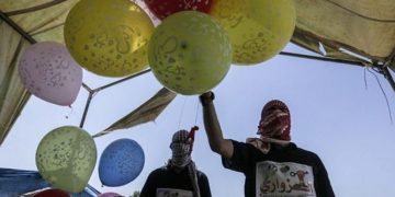Globo incendiario de Gaza hallado en comunidad del sur de Israel