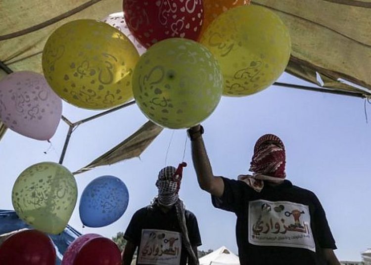 Globo incendiario de Gaza hallado en comunidad del sur de Israel