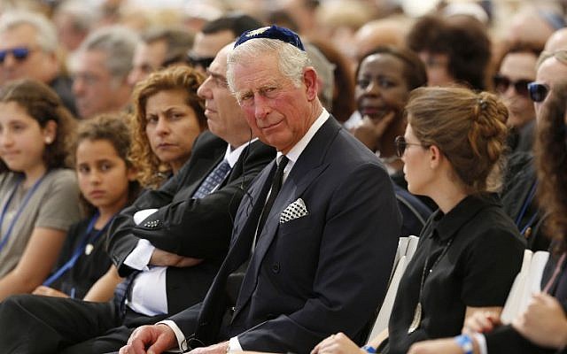 El Príncipe Carlos de Gran Bretaña asiste al funeral del ex presidente y primer ministro israelí Shimon Peres en el cementerio nacional Mount Herzl en Jerusalén el 30 de septiembre de 2016. (AFP Photo / Pool / Abir Sultan)