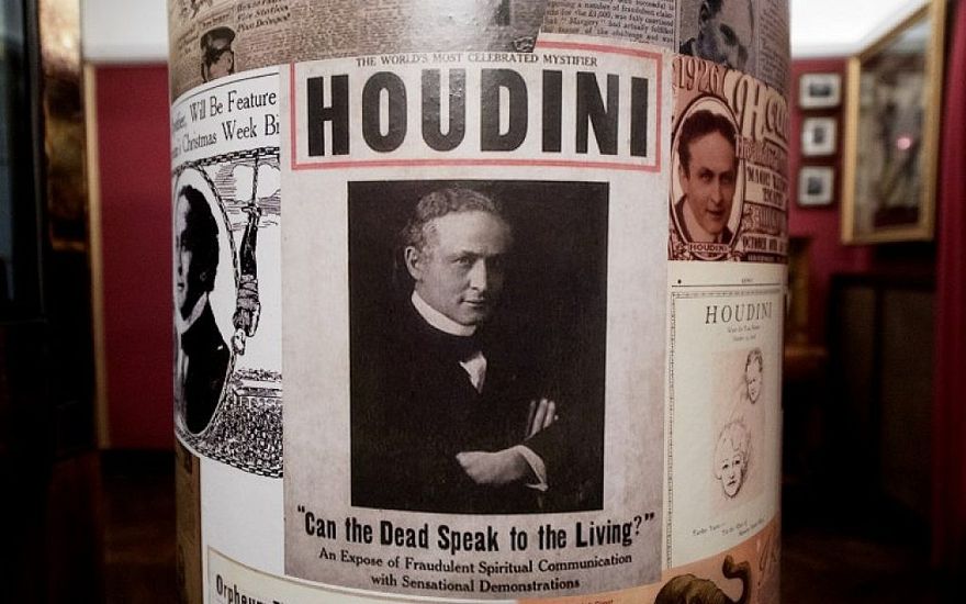 Un póster en el museo "House of Houdini" en Budapest, 2 de diciembre de 2016. (AFP / ATTILA KISBENEDEK)