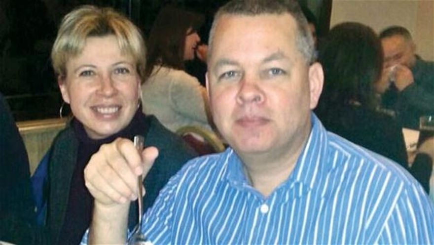 El pastor estadounidense Andrew Brunson, en la foto con su esposa Norine, ha estado en una cárcel turca durante más de un año y medio por cargos espurios de terrorismo y espionaje. Él enfrenta hasta 35 años de prisión.