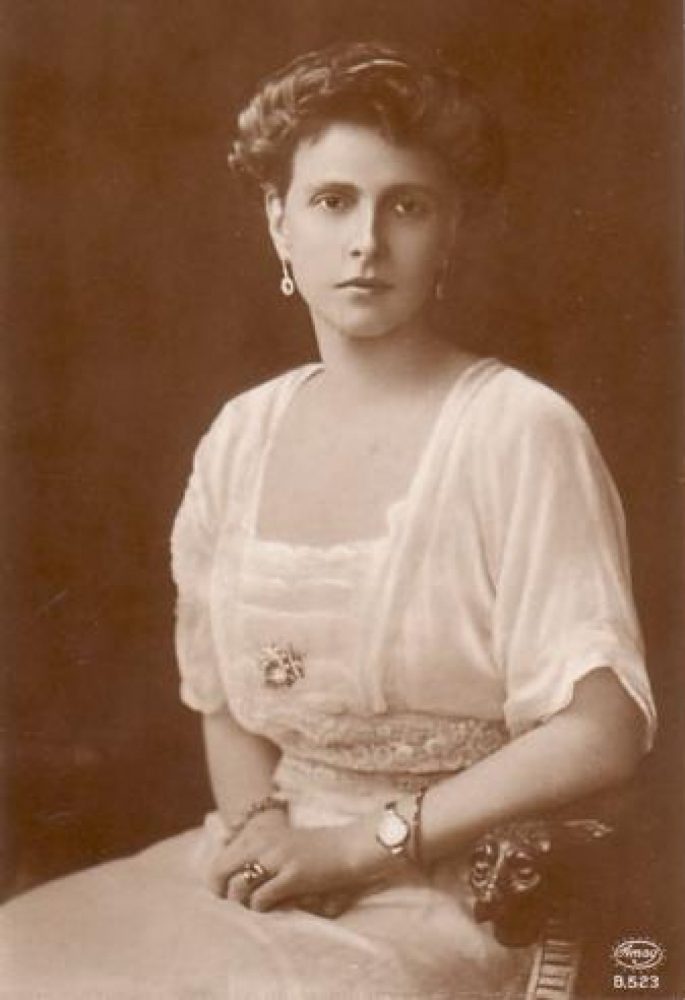 A postcard of Princess Alice of Battenberg shortly after her marriage to Prince Andrew of Greece in 1906.Wikimedia Commons