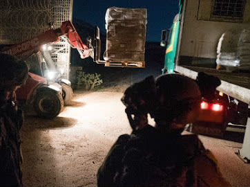 La FDI envía ayuda a los sirios que huyen de Daraa durante la operación `Good Neighbor` de la noche a la mañana. (Unidad del Portavoz de las FDI)