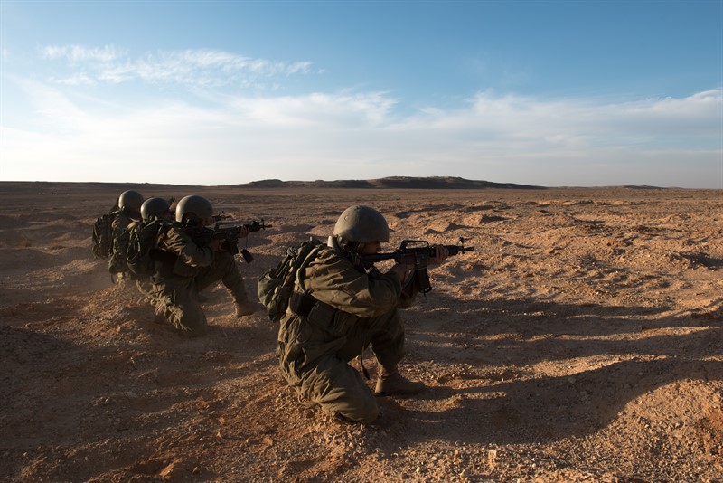 Un grupo de mujeres soldado participa en un ejercicio de entrenamiento en el campo de comandantes de tanques, en una fotografía sin fecha. (Fuerzas de Defensa de Israel)