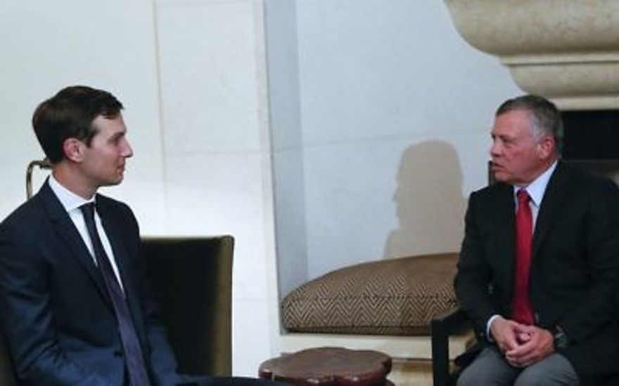 El rey Abdullah II, a la derecha, recibe al asesor de la Casa Blanca, Jared Kushner, el martes 22 de agosto de 2017 en Amman, Jordania. (El Real Tribunal Hashemita de Twitter a través de AP)