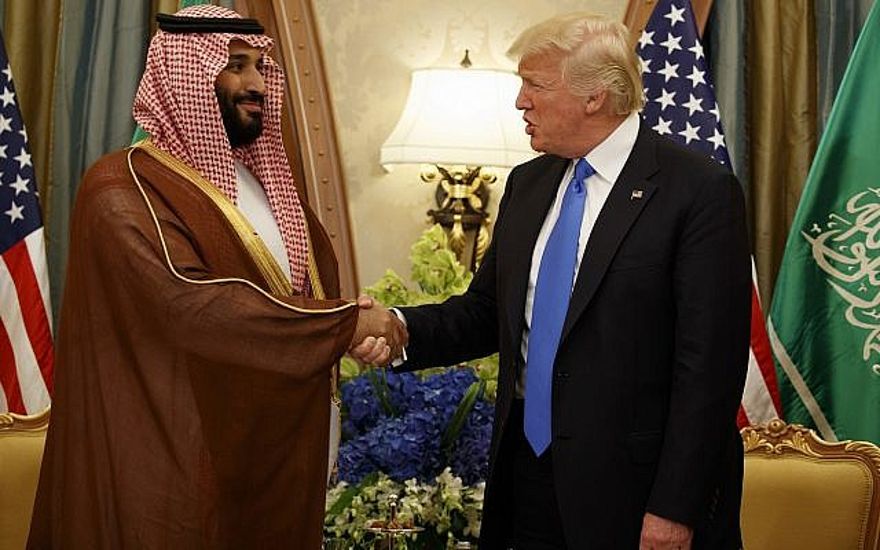 En esta foto de archivo del 20 de mayo de 2017, el presidente Donald Trump le da la mano al vicepríncipe heredero de Arabia Saudita y al ministro de Defensa, Mohammed bin Salman, en Riyadh. (AP Photo / Evan Vucci)