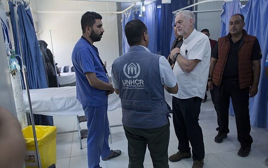 El líder del Partido Laborista del Reino Unido, Jeremy Corbyn, inspecciona un centro de atención primaria de salud durante su visita al campo de refugiados sirios de Zaatari, en Mafraq, Jordania, el viernes 22 de junio de 2018. (AP Photo / Nasser Nasser)