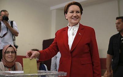 Meral Aksener, candidata presidencial del partido Iyi (Bueno) de la oposición nacionalista, presenta su voto en las elecciones de Turquía en un colegio electoral en Estambul, el 24 de junio de 2018. (AP Photo / Emrah Gurel)