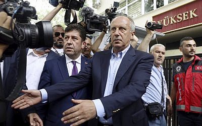 Muharrem Ince, el candidato del principal partido opositor republicano de Turquía, el centro, habla a los medios de comunicación fuera de la Alta Junta Electoral en Ankara, Turquía, el 24 de junio de 2018. (AP Photo / Ali Unal)