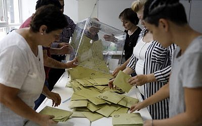Los funcionarios cuentan los votos emitidos para los candidatos presidenciales en una mesa electoral en Ankara, Turquía, el 24 de junio de 2018 .. (AP Photo / Burhan Ozbilici)