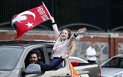 Los partidarios del presidente de Turquía y gobernante del Partido de la Justicia y el Desarrollo, o AKP, el líder Recep Tayyip Erdogan celebran fuera de su residencia oficial en Estambul, el 24 de junio de 2018. (AP Photo / Lefteris Pitarakis)