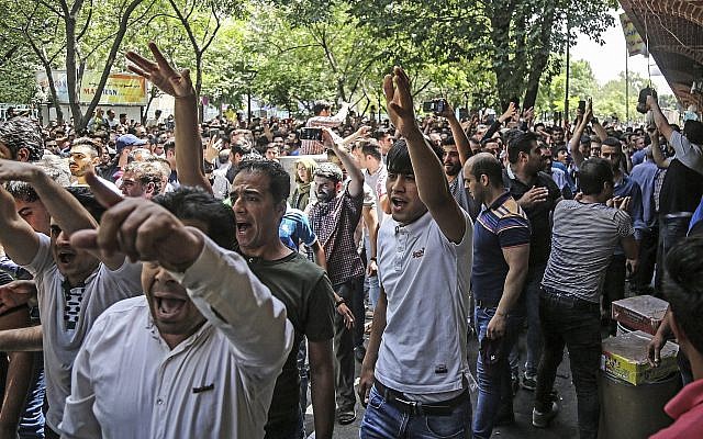 Un grupo de manifestantes grita consignas en el antiguo gran bazar en Teherán, Irán, el 25 de junio de 2018. (Agencia de noticias del trabajo iraní vía AP)