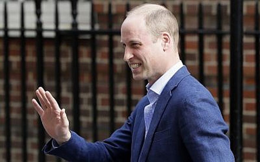El Príncipe William de Gran Bretaña agita mientras deja el ala Lindo en el Hospital St Mary de Londres, Londres, el lunes 23 de abril de 2018. (AP Photo / Kirsty Wigglesworth)