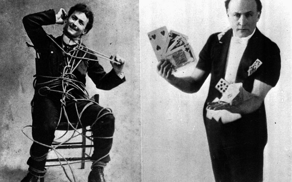 El mago Harry Houdini realiza un escape de cuerda, a la izquierda, y un truco de cartas en estas fotos sin fecha. (Foto AP)