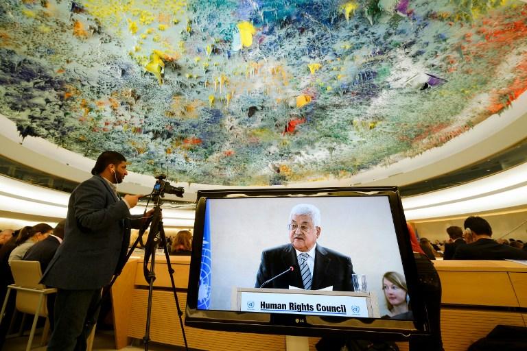 El presidente de la Autoridad Palestina, Mahmud Abbas, aparece en una pantalla de televisión mientras habla durante una reunión del Consejo de Derechos Humanos de las Naciones Unidas el 27 de febrero de 2017 en Ginebra, Suiza (AFP / Fabrice Coffrini)
