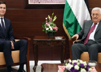 El asesor presidencial de Estados Unidos, Jared Kushner, a la izquierda, se reúne con el presidente de la Autoridad Palestina Mahmoud Abbas en Ramallah el 21 de junio de 2017 (oficina de prensa de la AP)