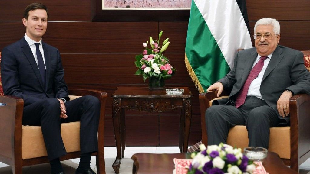 El asesor presidencial de Estados Unidos, Jared Kushner, a la izquierda, se reúne con el presidente de la Autoridad Palestina Mahmoud Abbas en Ramallah el 21 de junio de 2017 (oficina de prensa de la AP)