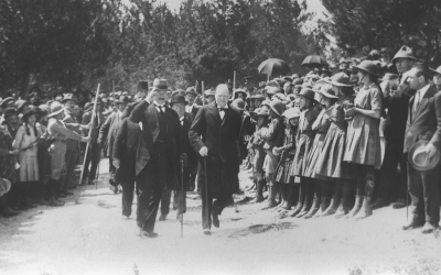 El entonces Ministro del Interior británico, Winston Churchill, con Sir Herbert Samuel durante una visita a Jerusalén en marzo de 1921. (Dominio público)