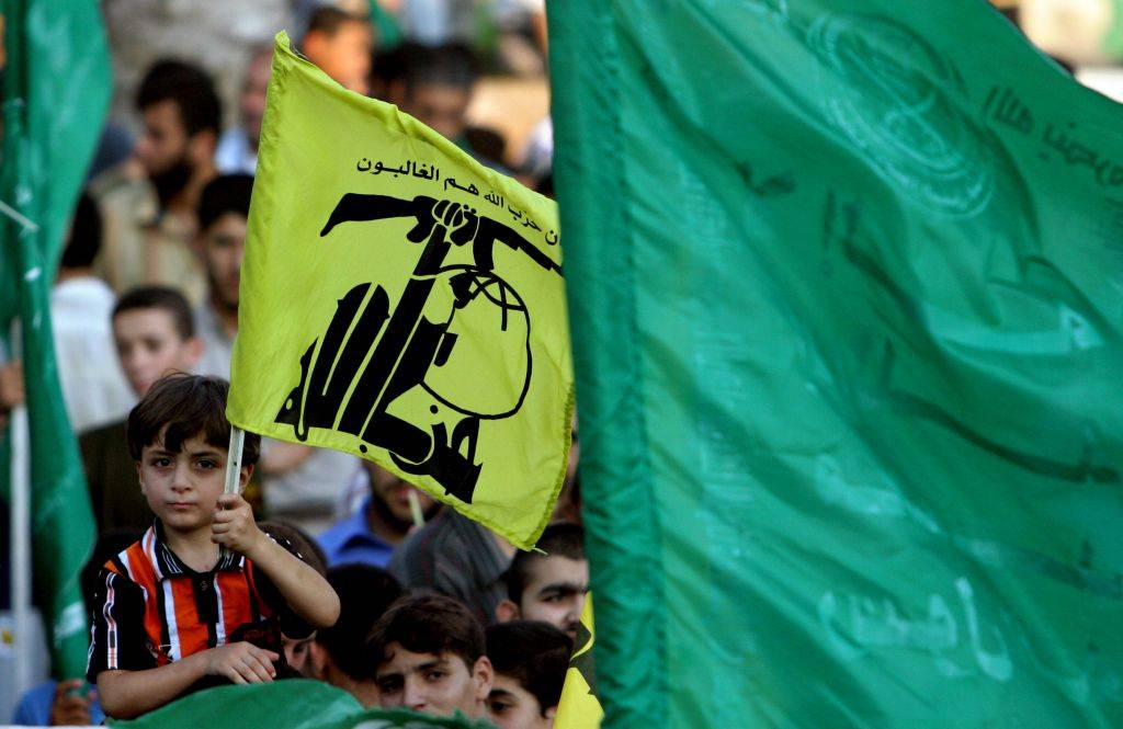 Partidarios de Hamás en Gaza sostienen banderas de Hezbolá mientras marchan contra Israel durante la Segunda Guerra del Líbano el 30 de julio de 2006. (AP / Khalil Hamra)