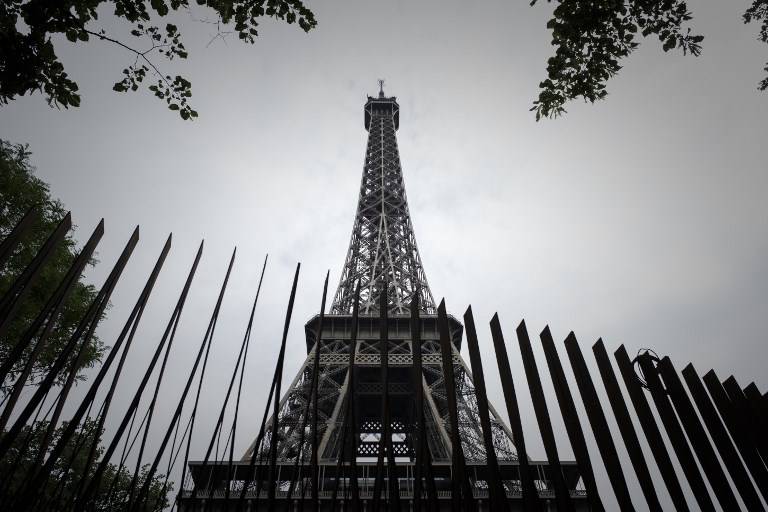 Esta foto tomada el 14 de junio de 2018 muestra parte de una nueva cerca de acero colocada alrededor de la torre Eiffel en París como una medida antiterrorista. (AFP / Philippe Lopez)