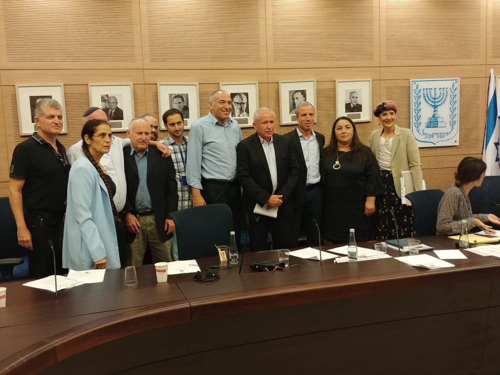Miembros del Comité de Defensa y Asuntos Exteriores de la Knesset después de votar a favor de un proyecto de ley para recortar fondos a la Autoridad Palestina por el monto que Ramallah paga a los terroristas condenados, 11 de junio de 2018. (Cortesía)