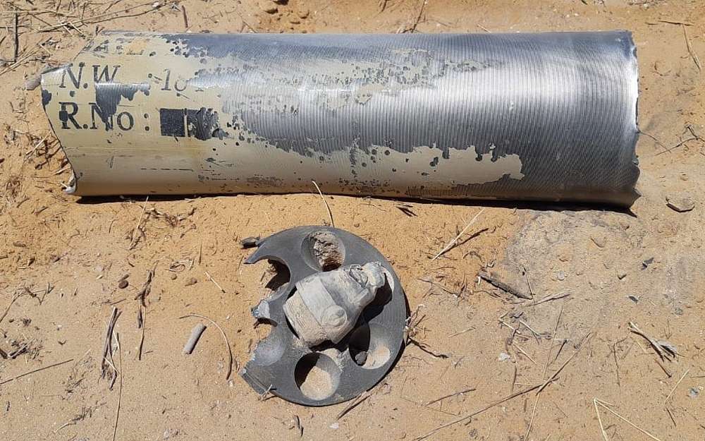Un cohete disparado desde Gaza que aterrizó en una de las comunidades de la región de Eshkol el 20 de junio de 2018. (Seguridad Eshkol)